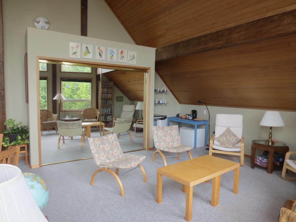 Moon And Sixpence Bed & Breakfast Ucluelet Exterior foto