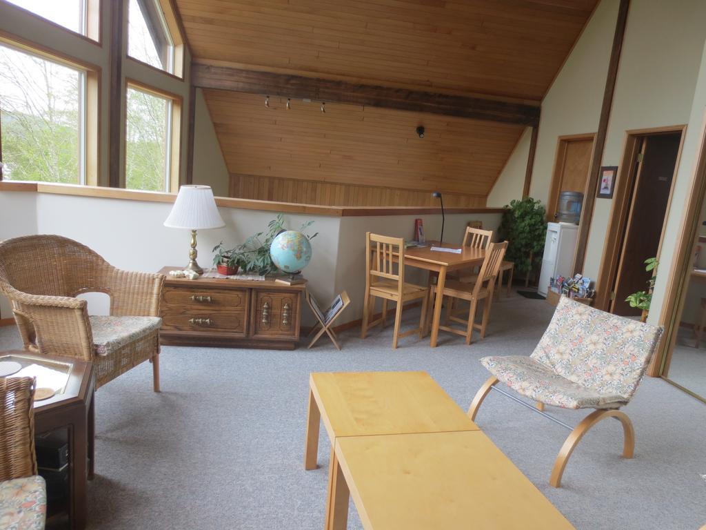 Moon And Sixpence Bed & Breakfast Ucluelet Exterior foto