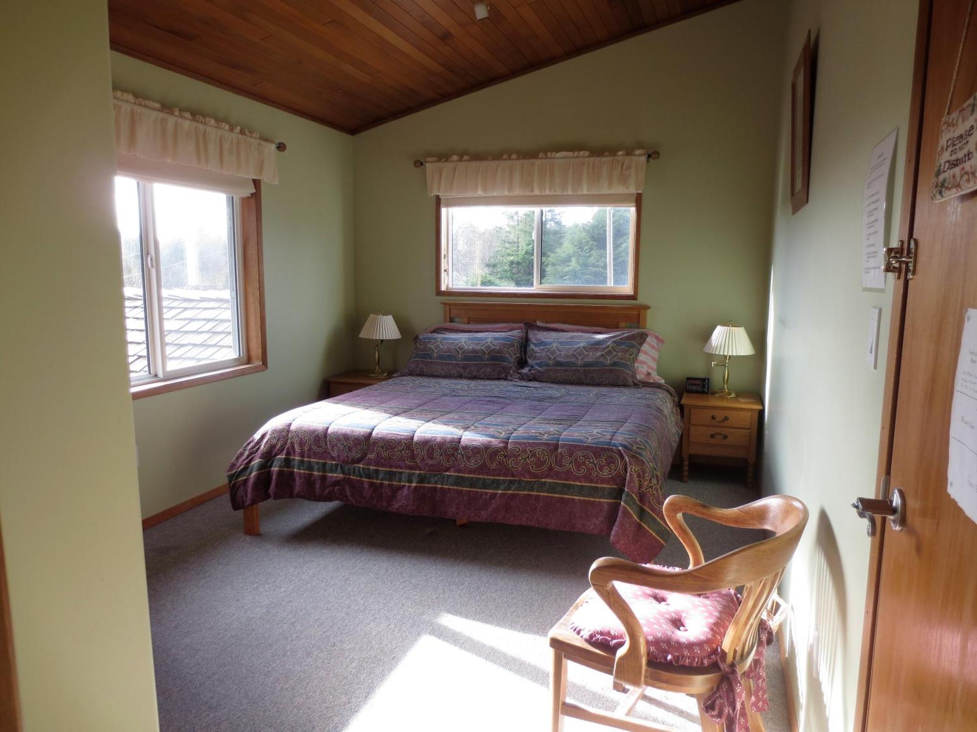 Moon And Sixpence Bed & Breakfast Ucluelet Exterior foto