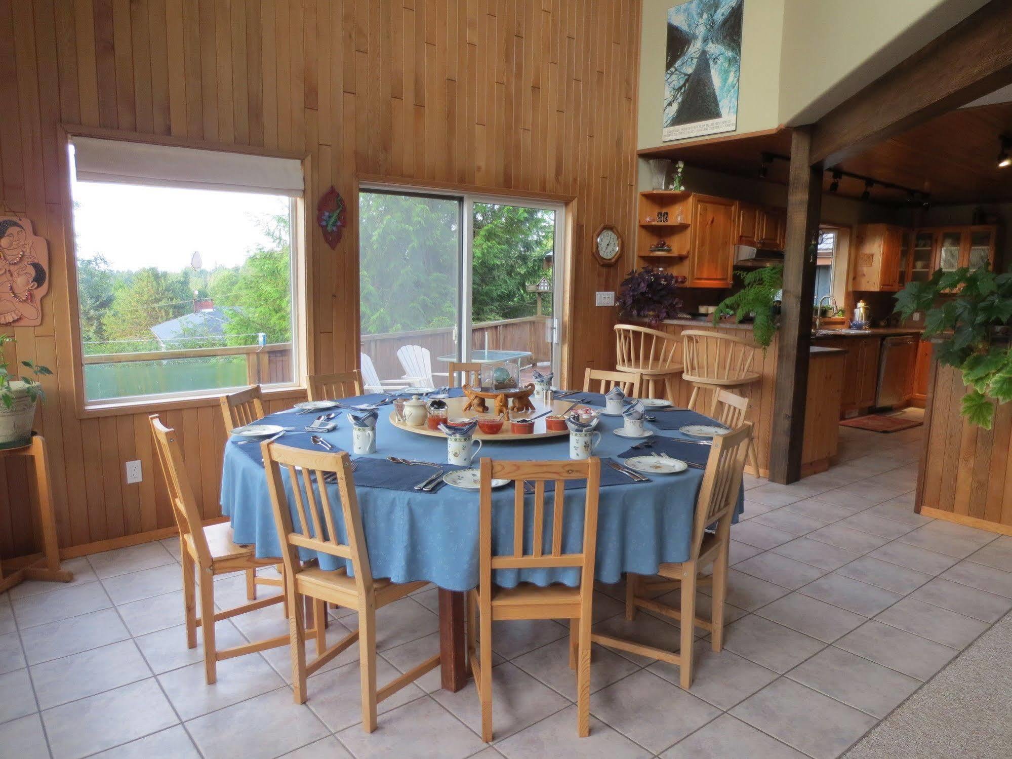 Moon And Sixpence Bed & Breakfast Ucluelet Exterior foto