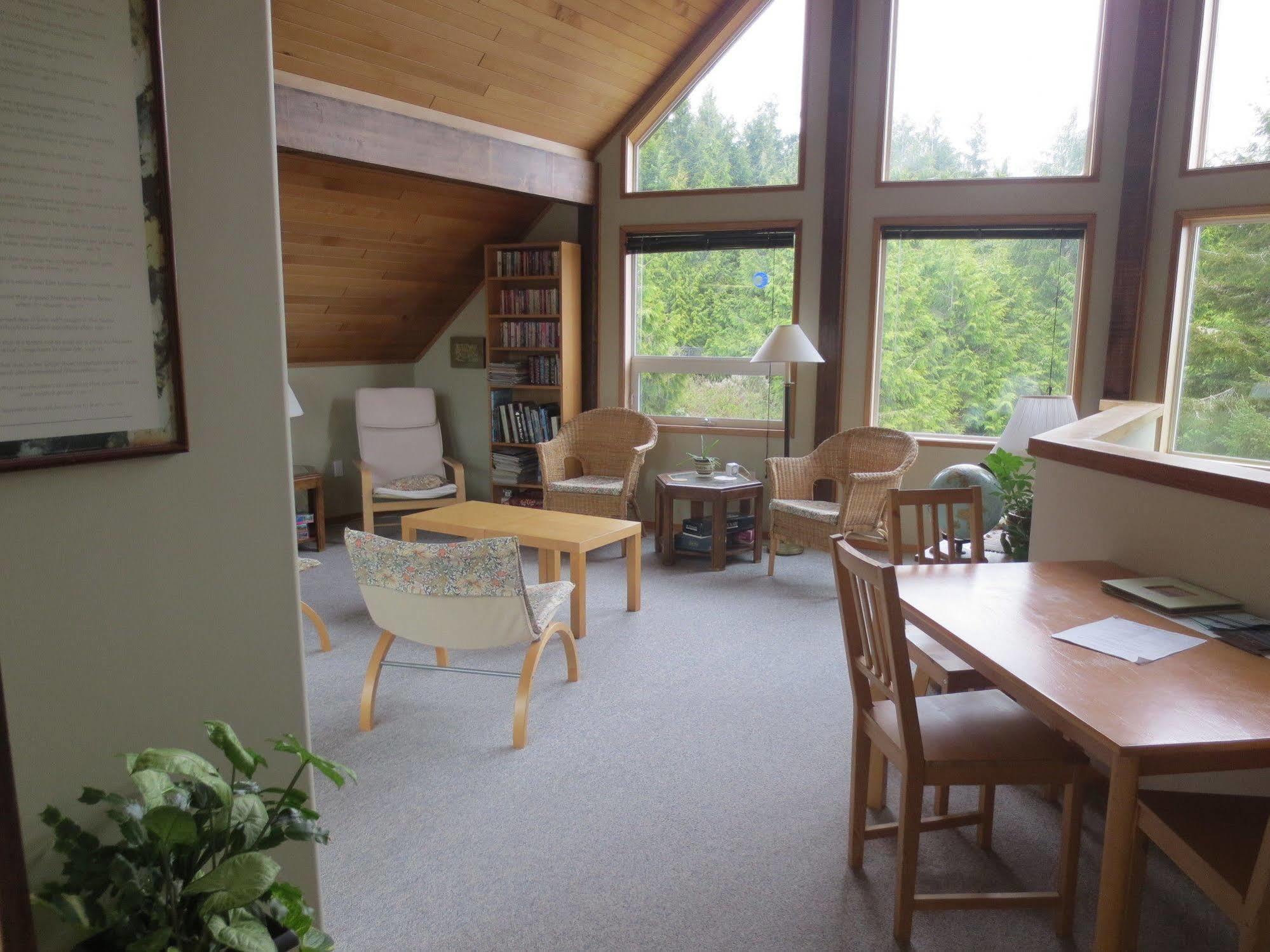 Moon And Sixpence Bed & Breakfast Ucluelet Exterior foto