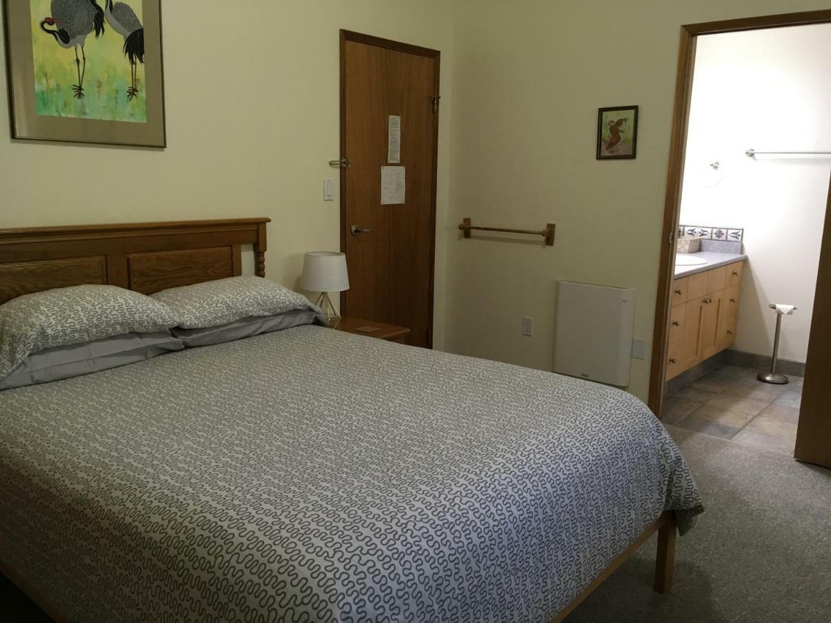 Moon And Sixpence Bed & Breakfast Ucluelet Exterior foto